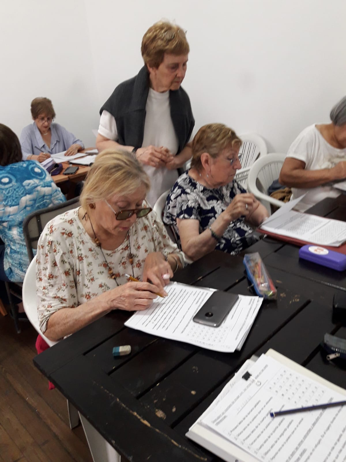 Adultos mayores compartiendo en el taller